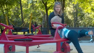 Atlıkarıncaya tırmanan küçük çocuk