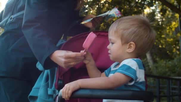 Mom giving ice cream to her son — Stock Video