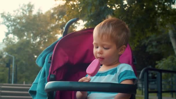 Šťastný malý chlapec pojídáním zmrzliny — Stock video