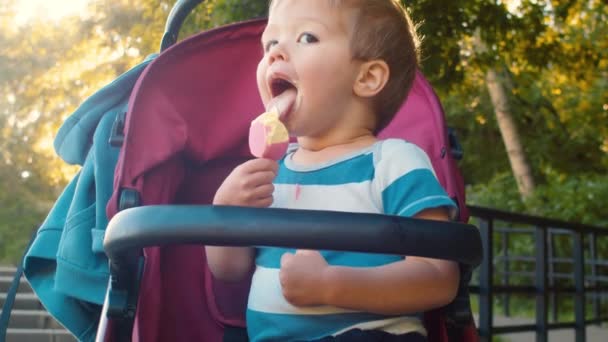 Pequeño niño lamiendo helado — Vídeos de Stock