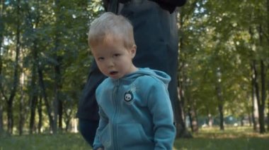 Güzel çocuk sadece annesinin üzerinde duran