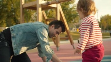 Adam oyun alanında Chalks ile çizer