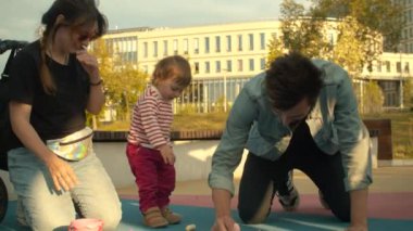 Baba oyun alanında Chalks ile çizer
