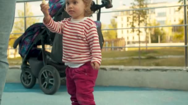 La niña le da tiza a un padre. — Vídeo de stock