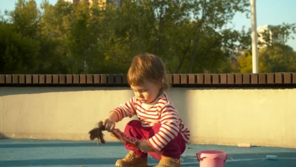Kleines Kind spielt auf dem Spielplatz — Stockvideo
