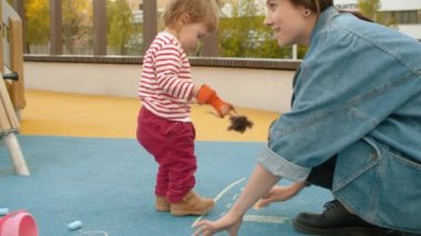 Tebeşirle çizim genç kadın