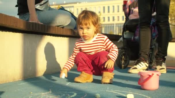 Un copil mic se joacă pe terenul de joacă — Videoclip de stoc