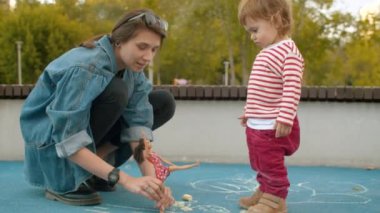 Komik kız karnına bakıyor