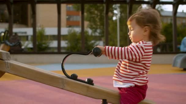 Bambina e sua madre al parco giochi — Video Stock