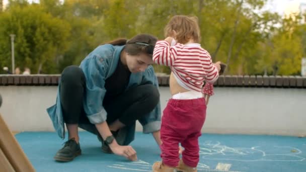 Jonge vrouw tekenen met krijt — Stockvideo