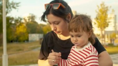 Anne parkta kızı besleme