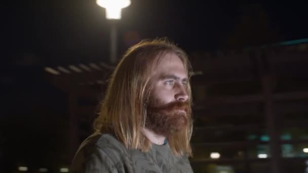 Portrét muže při rotingu na rozostřené pozadí — Stock video