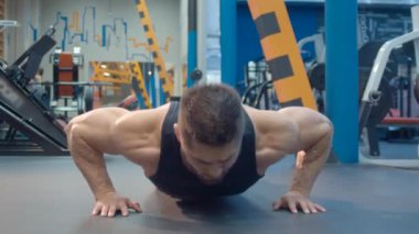 Bodybuilder yukarı itmek yapıyor