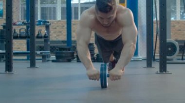 Spor salonunda egzersiz vücut geliştirmeci