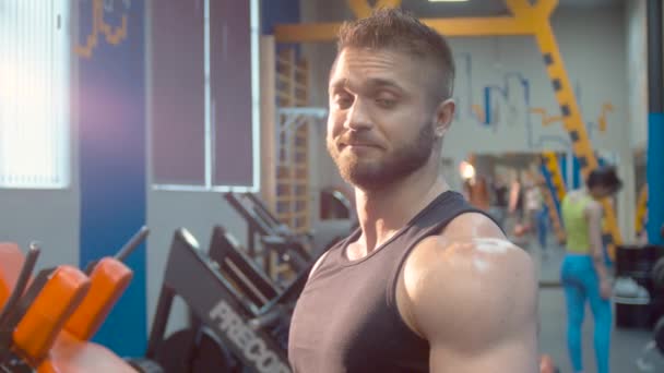 Portrait of smiling bodybuilder — Stock Video