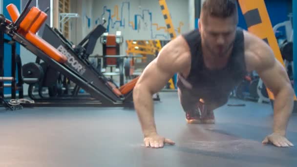 Bodybuilder gör push up — Stockvideo