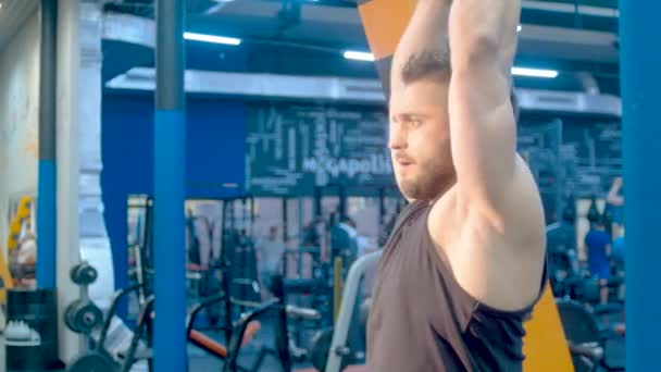 Bodybuilder doen halter oefeningen — Stockvideo