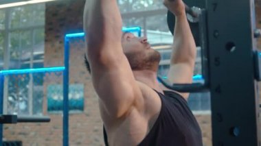 Atlet kaldırma halter