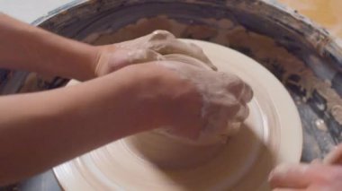 Çömlekçi tekerleğinde çömlek yapan kadınlar elleri