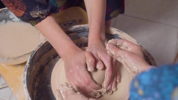 Mains féminines sur une roue de potiers tournants — Video