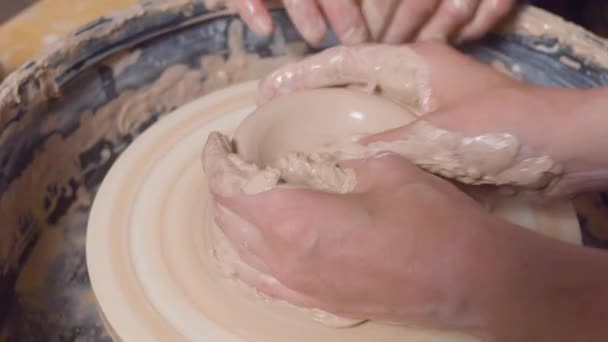 Frauenhände basteln einen Topf auf einer Töpferscheibe — Stockvideo