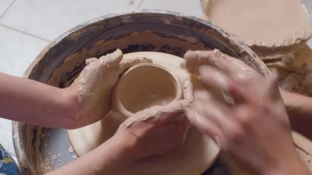 Dames handen maken een pot op een Potters wiel — Stockvideo