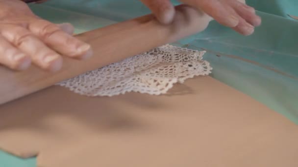 Händerna på keramikern sätta ritning på lera — Stockvideo