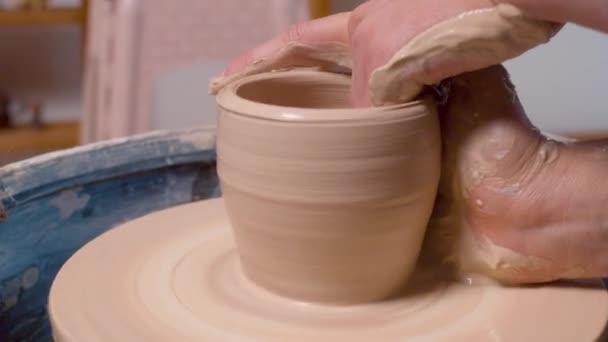 Mãos femininas esculpir um pote . — Vídeo de Stock