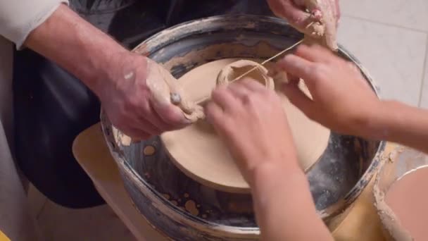 Senior man het maken van een pot op een Potters wiel — Stockvideo