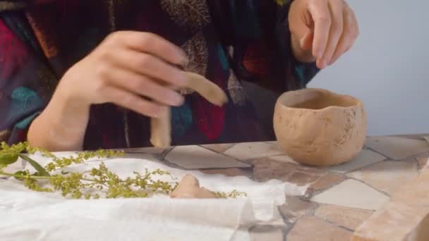 Mujer joven une el mango a la taza — Vídeo de stock