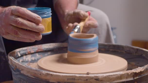 Coloração de homem de um pote em uma roda de cerâmica — Vídeo de Stock