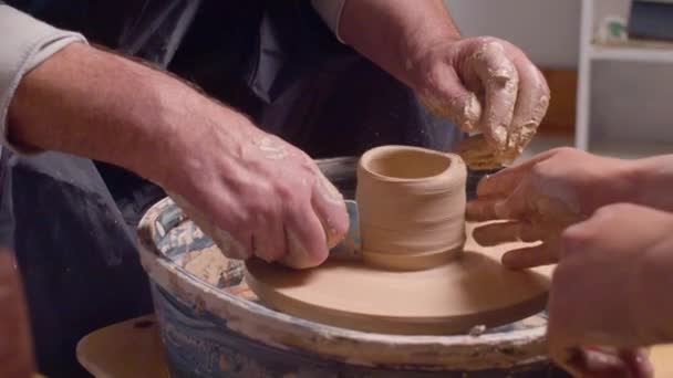 Homem sênior fazendo um pote em uma roda de oleiros — Vídeo de Stock