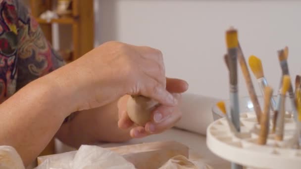 Senior woman sculpting the clay pot — Stock Video