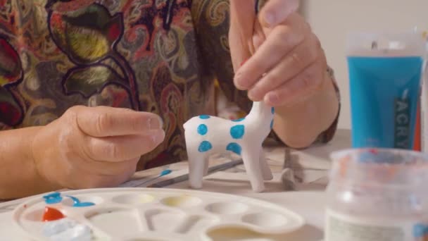 Senior dames handen Coloring een hert — Stockvideo