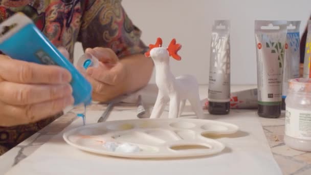 Mulheres sênior mãos espremendo tinta — Vídeo de Stock