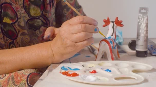 Senior woman painting a deer — Stock Video