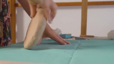 Kıdemli çömlekçi masaya kil bir parça atar