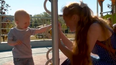Mama oyun ile bebek oğlan içinde the Park