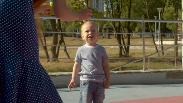 Bebé niño la captura de burbujas de jabón — Vídeos de Stock