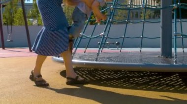 Çocuk atlıkarıncaya tırmanıyor.