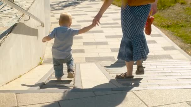 Anne ve bebek çocuk yürüyen aşağı bu merdiven — Stok video