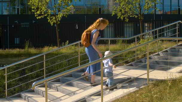 Niño subiendo las escaleras — Vídeo de stock