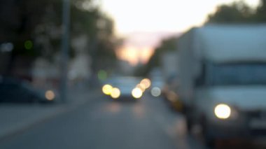 Şehirde bulanık arabalar ve trafik ışıkları