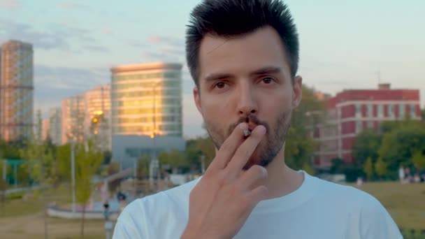 Portrét mladého muže, jak kouří — Stock video
