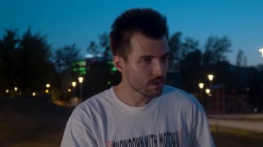 Sigara içen genç bir adamın portresi.