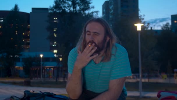 Portrait d'un homme fumant une cigarette — Video