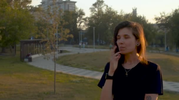 Portrait d'une femme fumant une cigarette — Video