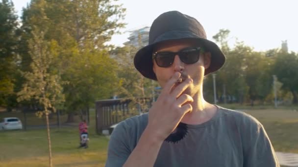 Portrait of a young man smoking — Stock Video