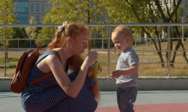 Anne darbeler sabun Bubbles içinde bu Park