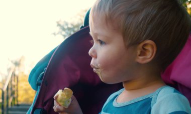Mutlu sevimli küçük oğlan yeme dondurma